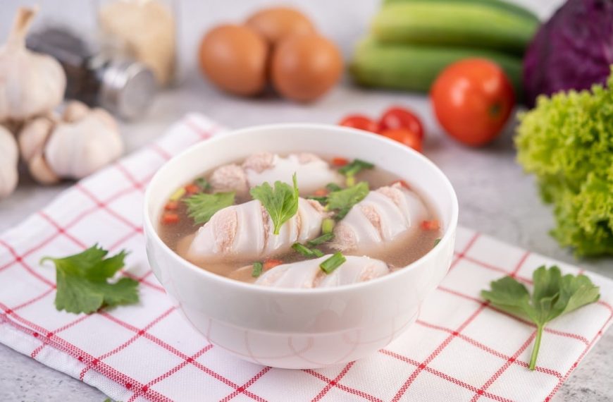 Asiatische Suppe mit Tintenfisch und Hackbällchen