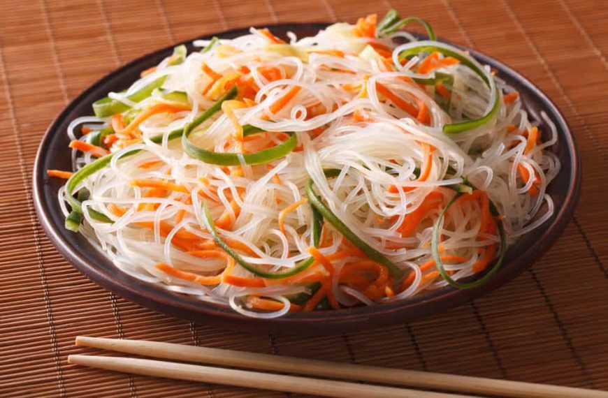 Asiatische würzige Reisnudeln mit Gemüse und Tofu im Wok