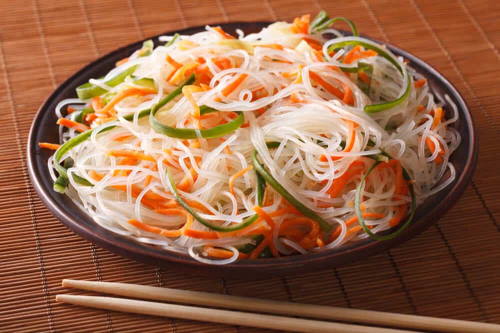 Asiatische würzige Reisnudeln mit Gemüse und Tofu im Wok