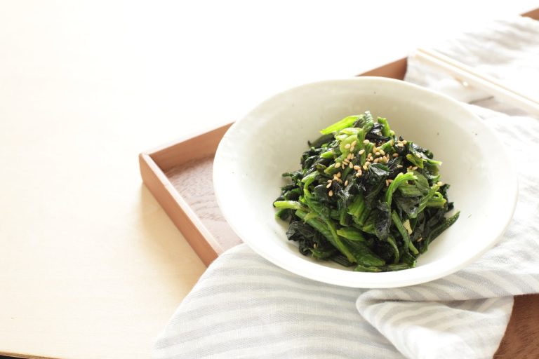 Asiatischer Spinatsalat mit einem würzigen Sojasaucen-Dressing