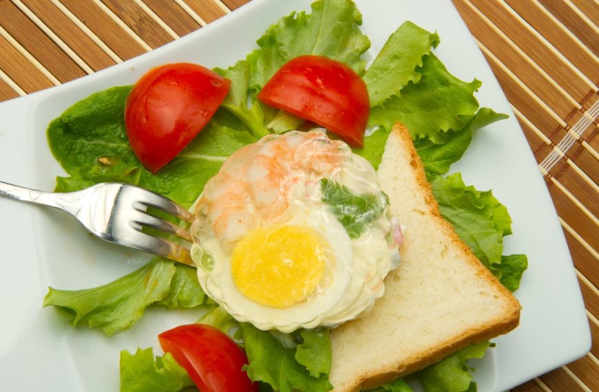Aspik mit Eiern, Garnelen und Krabbenstäbchen – Eier Snack mit…