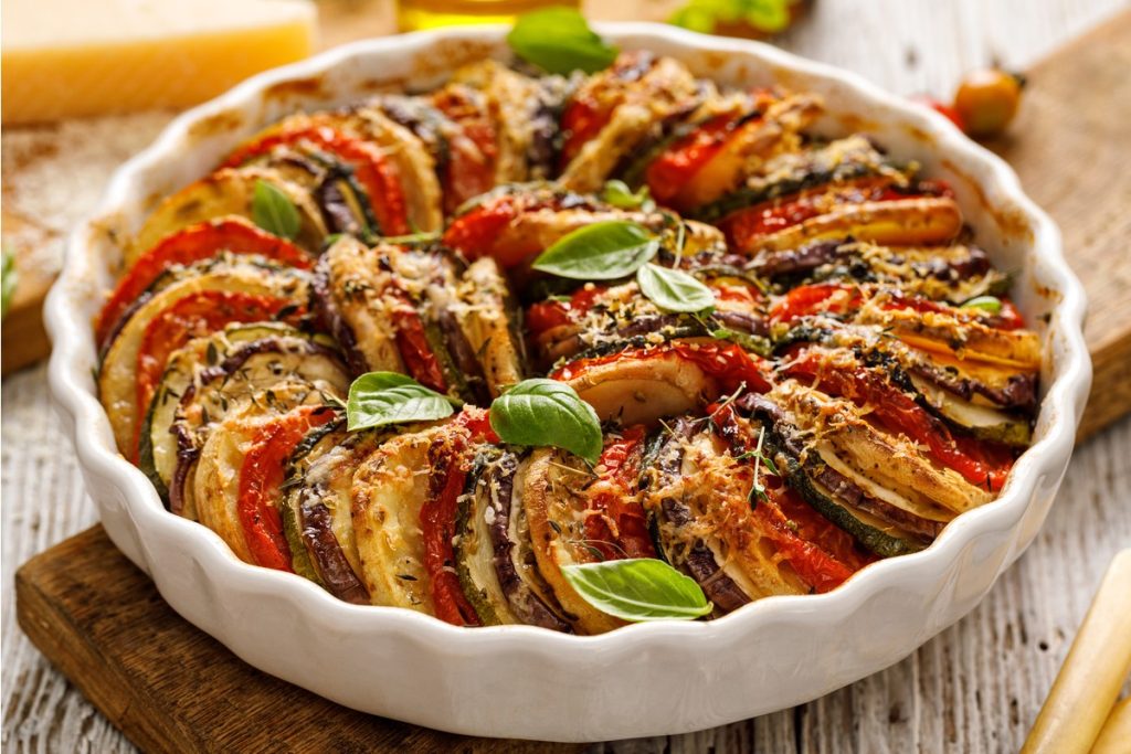 Auberginen Tomaten Gratin mit Knoblauch und Käse