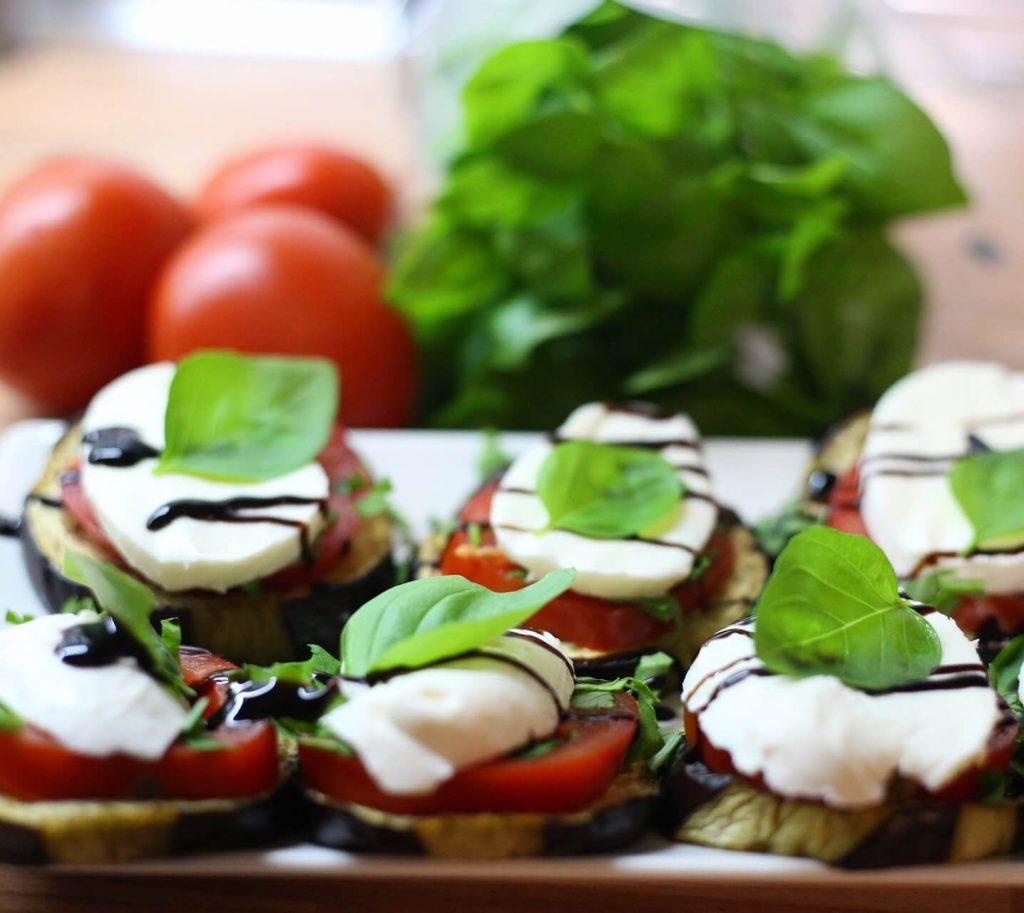 Auberginen mit Tomaten und Mozzarella