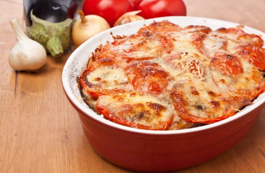 Auberginenauflauf mit Fleisch und Tomaten mit Käse überbacken
