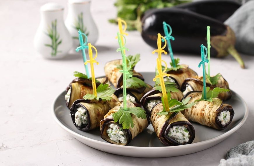 Auberginenröllchen mit Käse und Oliven