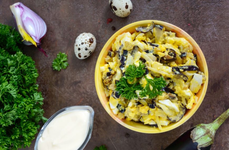 Auberginensalat mit Eiern, marinierten Zwiebeln und Mayonnaise