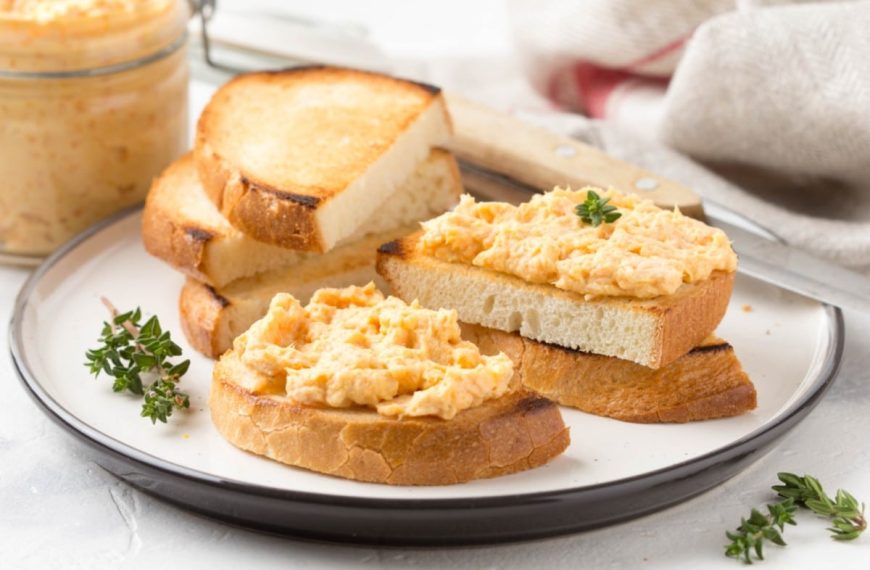 Aufstrich mit Käse, Eiern und Möhren