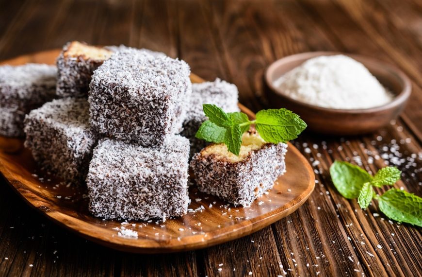 Australische Lamingtons aus Biskuit mit Schokoladenglasur und Kokosraspeln