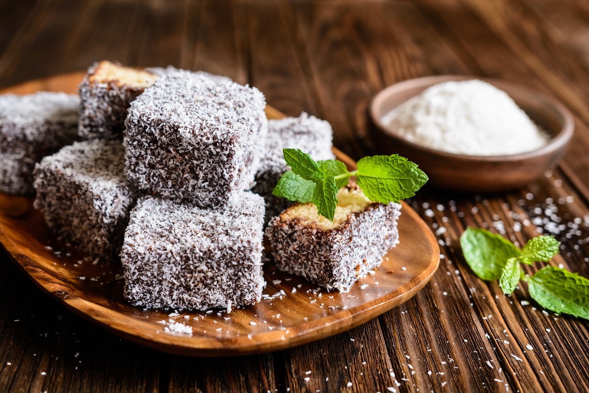 Australische Lamingtons aus Biskuit mit Schokoladenglasur und Kokosraspeln