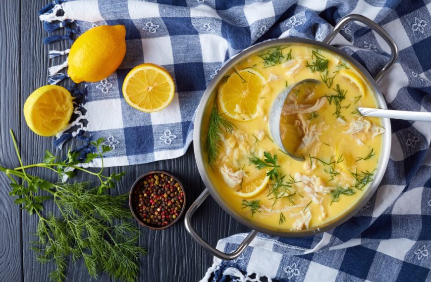 Avgolemono Hühnersuppe mit Reis und Zitrone