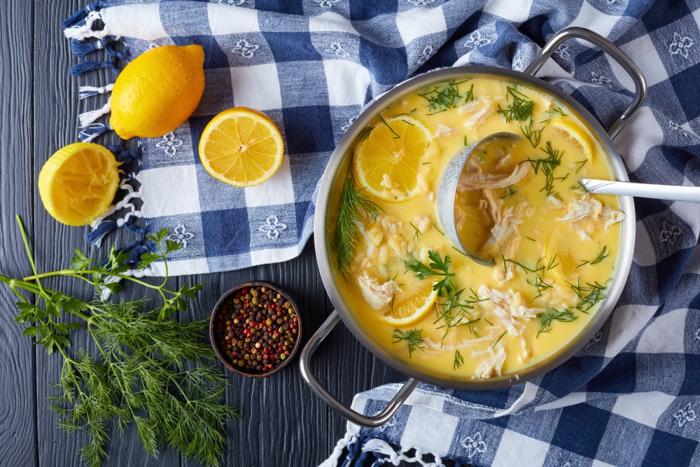 Avgolemono Hühnersuppe mit Reis und Zitrone