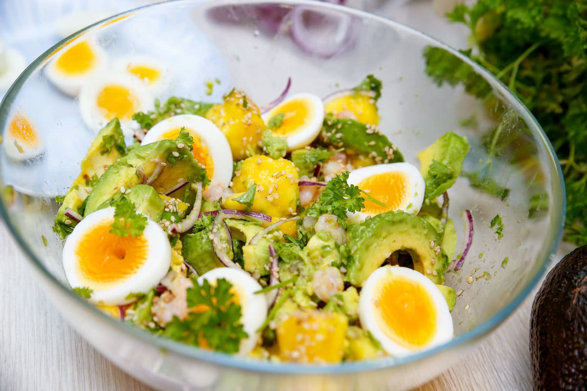 Avocado Salat mit Mango und Garnelen