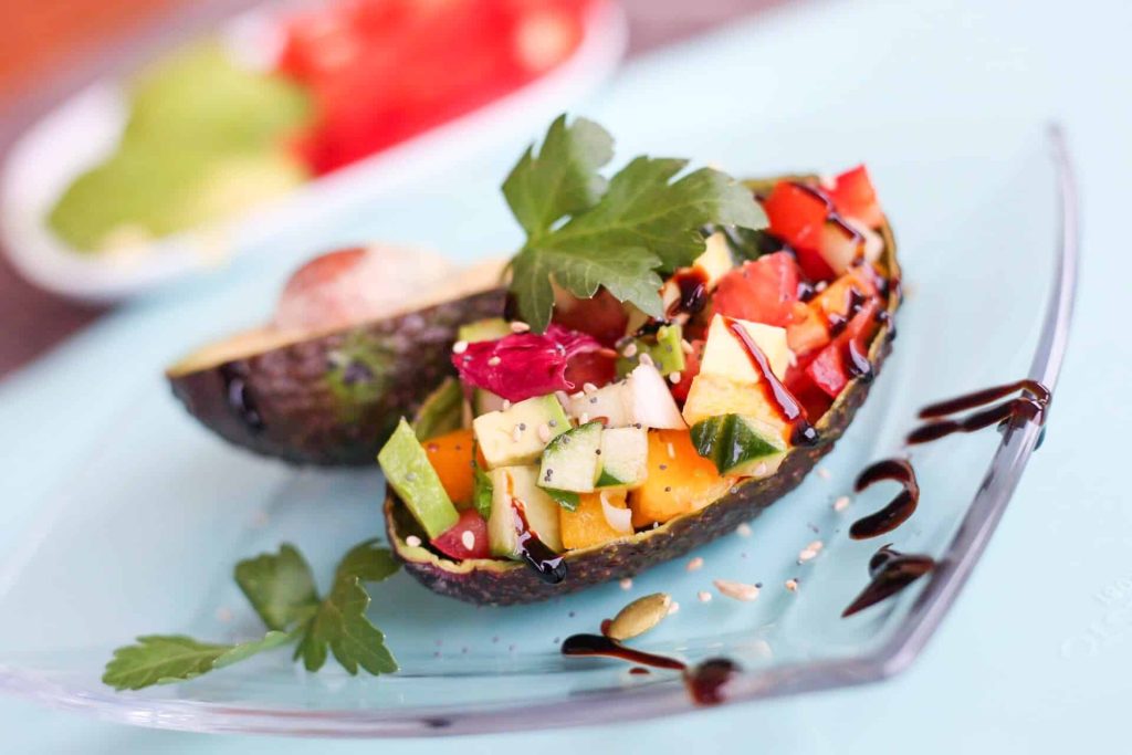 Avocado Salat mit Paprika und Gurke