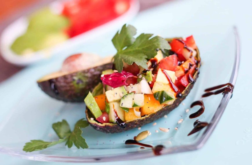 Avocado Salat mit Paprika und Gurke