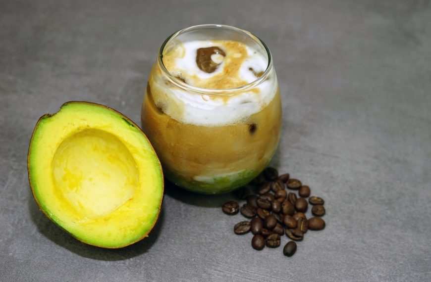 Avocado Smoothie mit Espresso und Milchmädchen