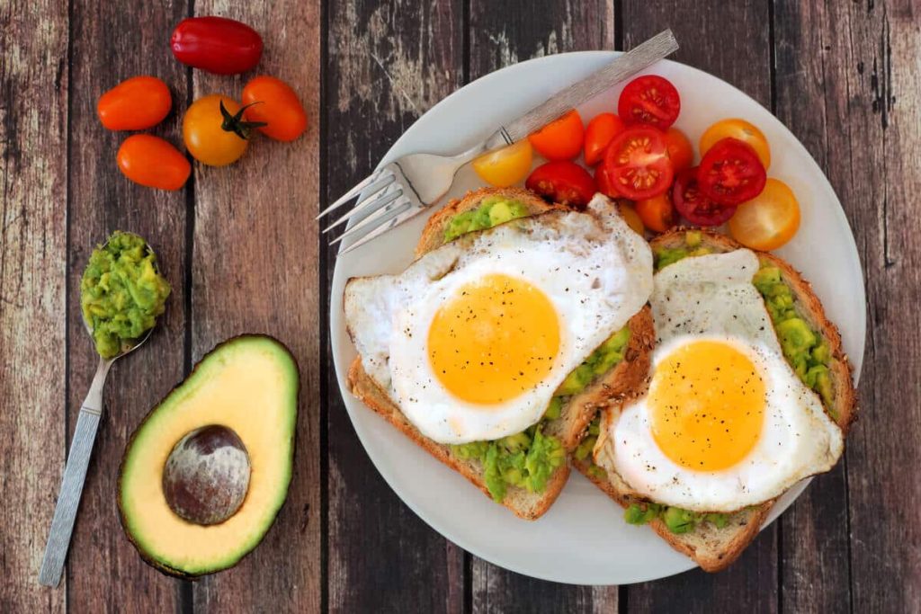 Avocadobrot mit Spiegelei zum Frühstück