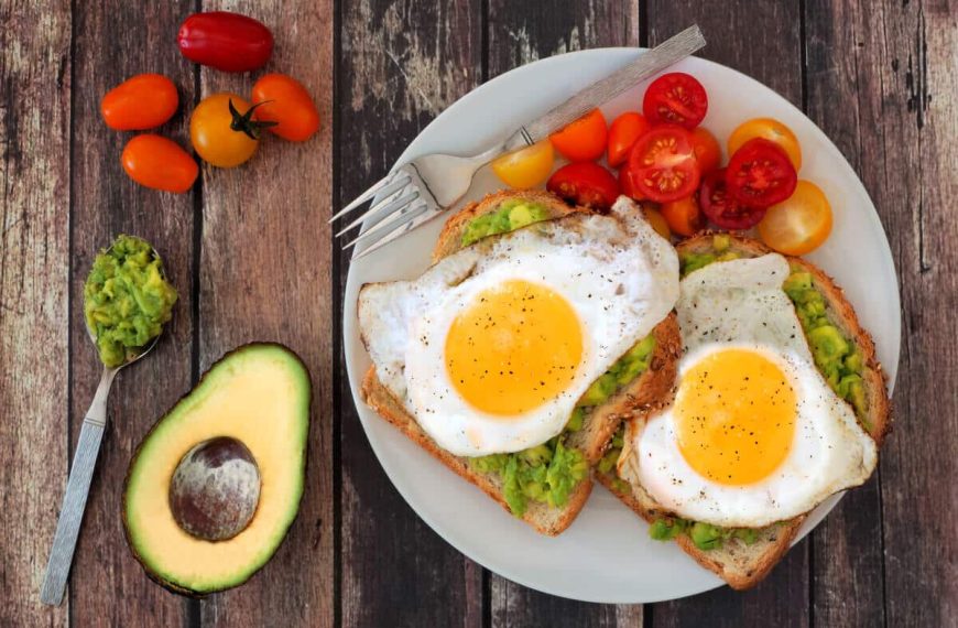 Avocadobrot mit Spiegelei zum Frühstück