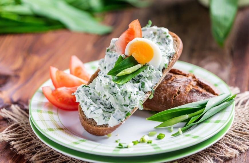 Bärlauchaufstrich mit Käse, Eiern und Saurer Sahne