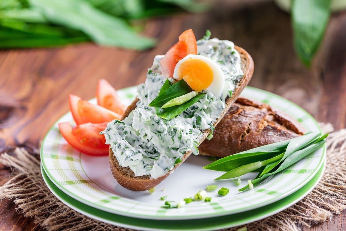 Bärlauchaufstrich mit Käse, Eiern und Saurer Sahne