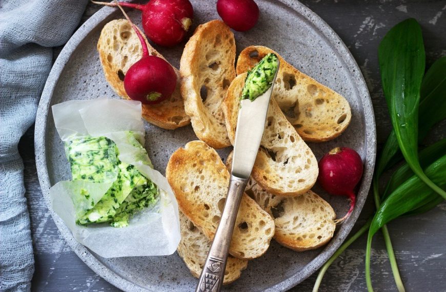Bärlauchbutter mit Zitrone und Senf zum Frühstücksbrot oder Gegrilltem
