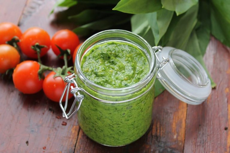 Bärlauchpesto mit Pinienkernen, Grana Padano und Olivenöl