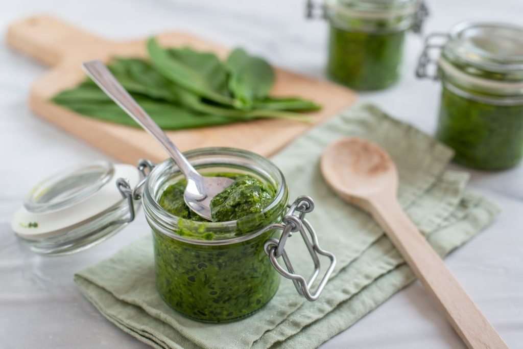 Bärlauchpesto mit Pinienkernen und Parmesan | Pesto für Gegrilltes