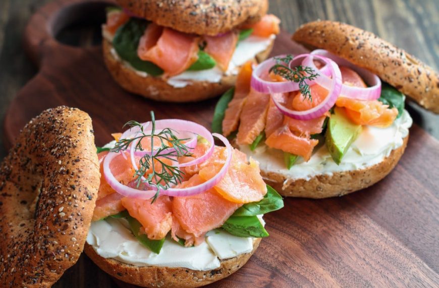Bagels mit Lachs und Avocado zum Sonntagsbrunch