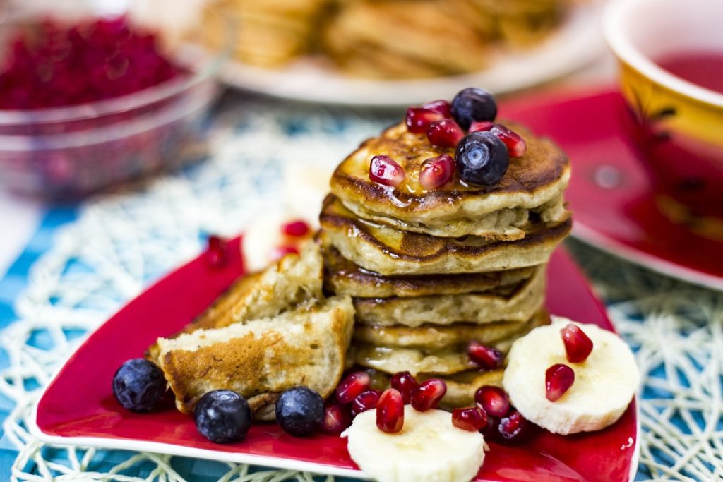 Bananen Pancakes mit Ahornsirup und Früchten
