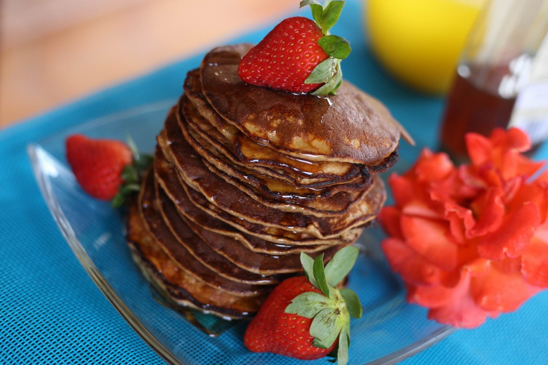 Bananen Pancakes mit Honig und Erdbeeren