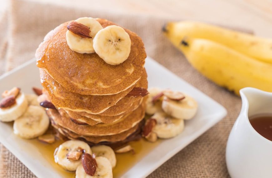 Bananen Pancakes ohne Zucker mit Mandelpaste