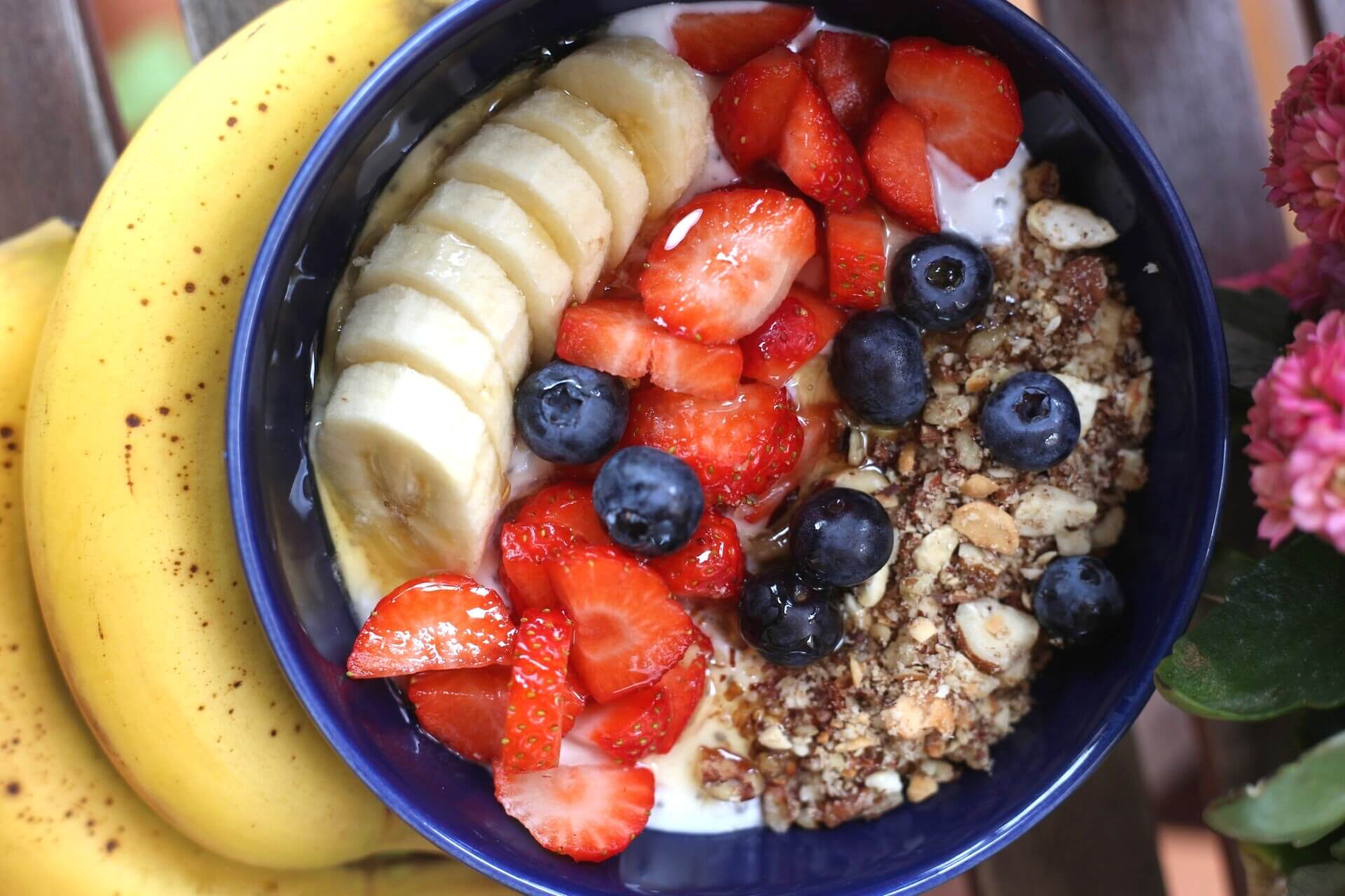 Bananen Smoothie Bowl mit Erdbeeren und Nüssen zum Frühstück
