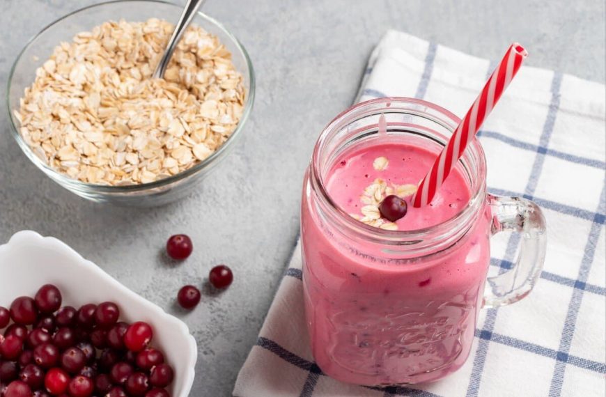 Bananen Smoothie mit Cranberry, Haferflocken, Joghurt und O-Saft
