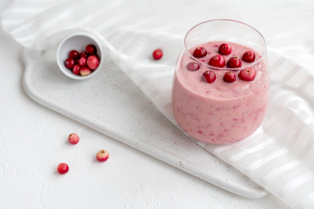 Bananen Smoothie mit Cranberrys und griechischem Joghurt