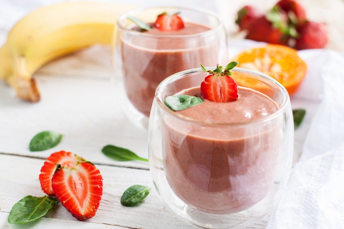 Bananen Smoothie mit Erdbeeren und Orangensaft zum Frühstück