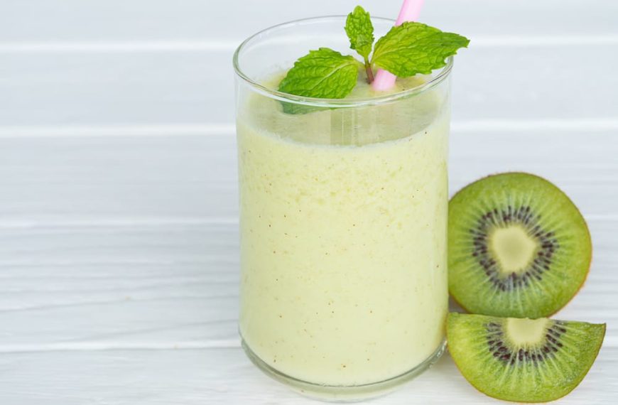 Bananen Smoothie mit Kiwi und Spinat