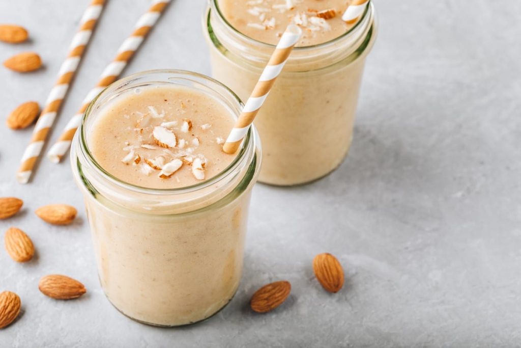 Bananen Smoothie mit Mandelmilch und Hanfprotein