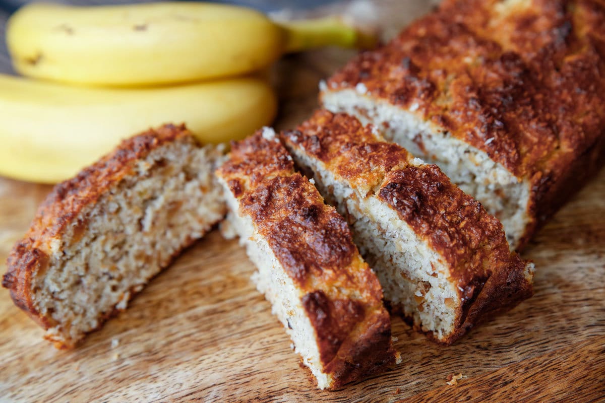 Bananenbrot mit Mandeln und Kokosraspeln ohne Zucker und Mehl