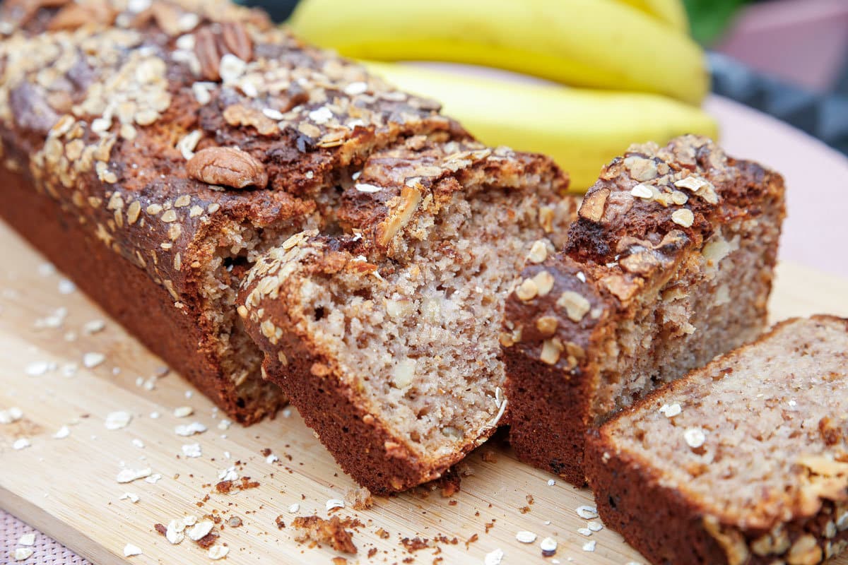 Bananenbrot mit Walnüssen, Mandeln und Haferflocken