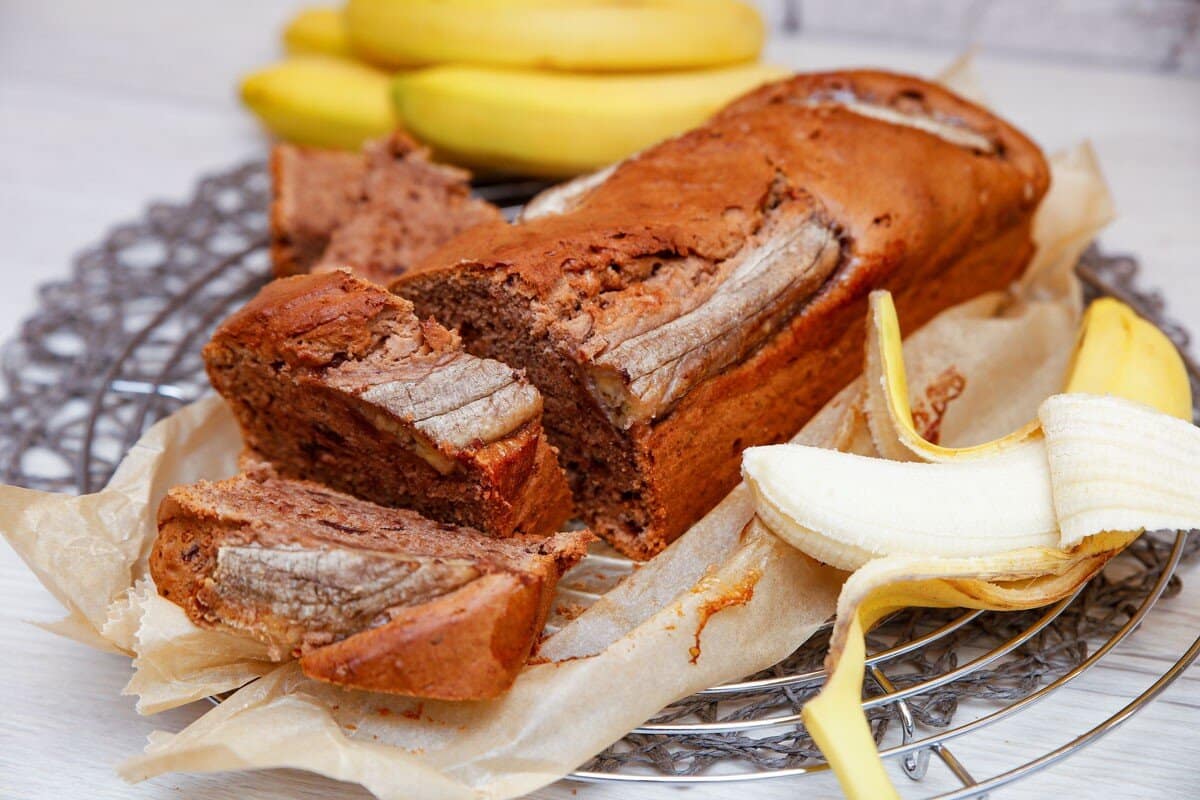 Bananenkuchen mit gebrannten Mandeln und Schokolade