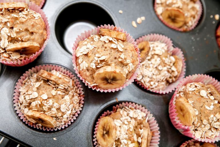 Bananenmuffins mit Haferflocken, Dinkelmehl und Zimt Bananenmuffins mit Haferflocken, Dinkelmehl und Zimt