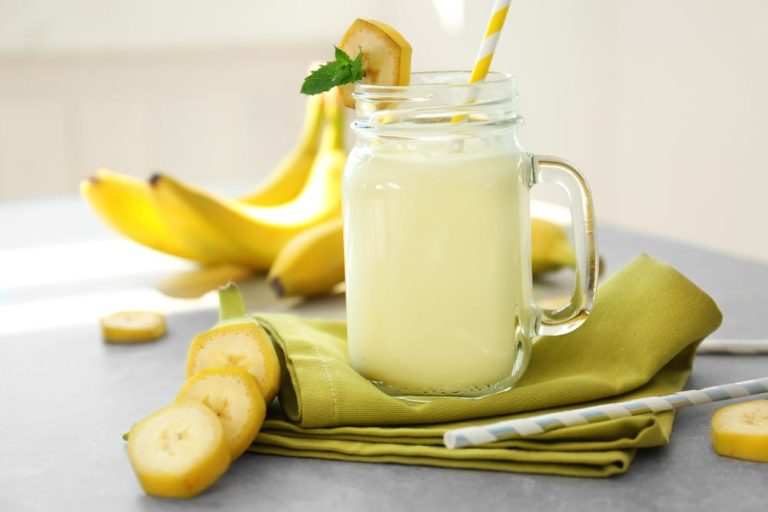Bananenshake mit Milch und Frischkäse