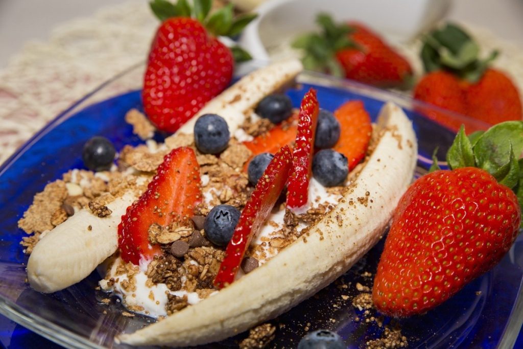 Bananensplit mit Quark, Müsli und Nüssen - Gesundes Frühstück