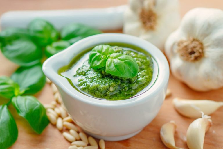 Basilikum Pesto mit Pinienkernen, Knoblauch und Parmesan Käse