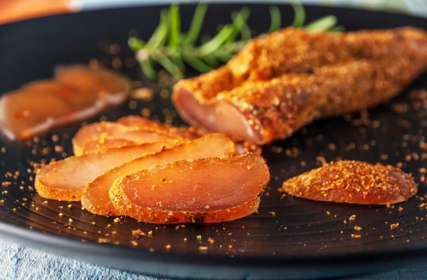 Basturma – eingesalzenes und getrocknetes Hähnchenfleisch