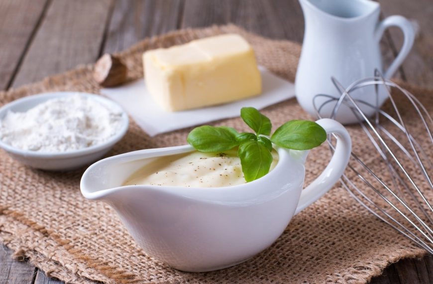 Bechamelsoße mit Milch und Butter für Spargel Gerichte