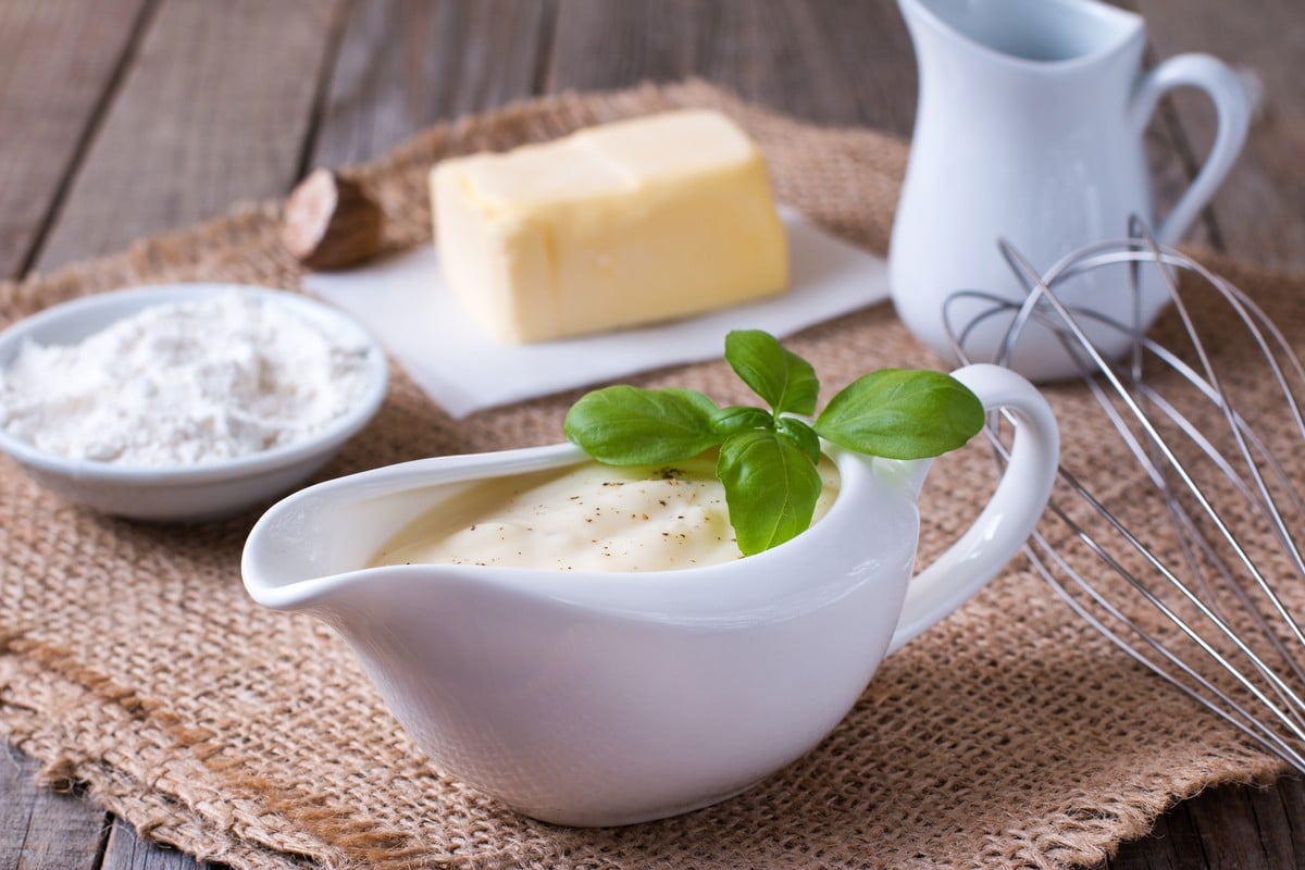 Bechamelsoße mit Milch und Butter für Spargel Gerichte