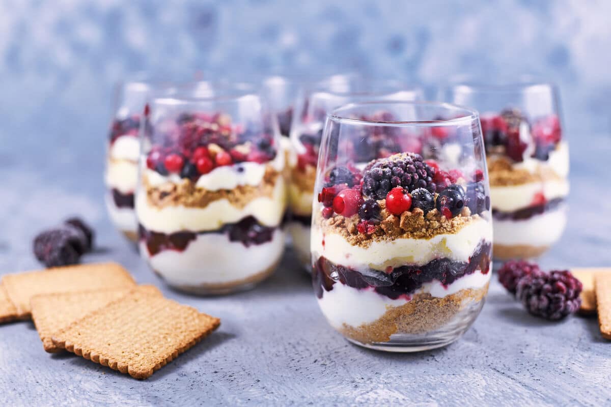 Beeren Cheesecake Dessert im Glas mit Keksen