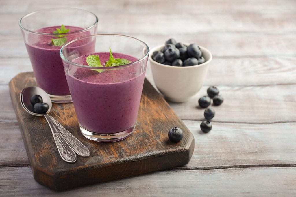 Cremiger Brokkoli Smoothie mit Spinat, Avocado und Minze