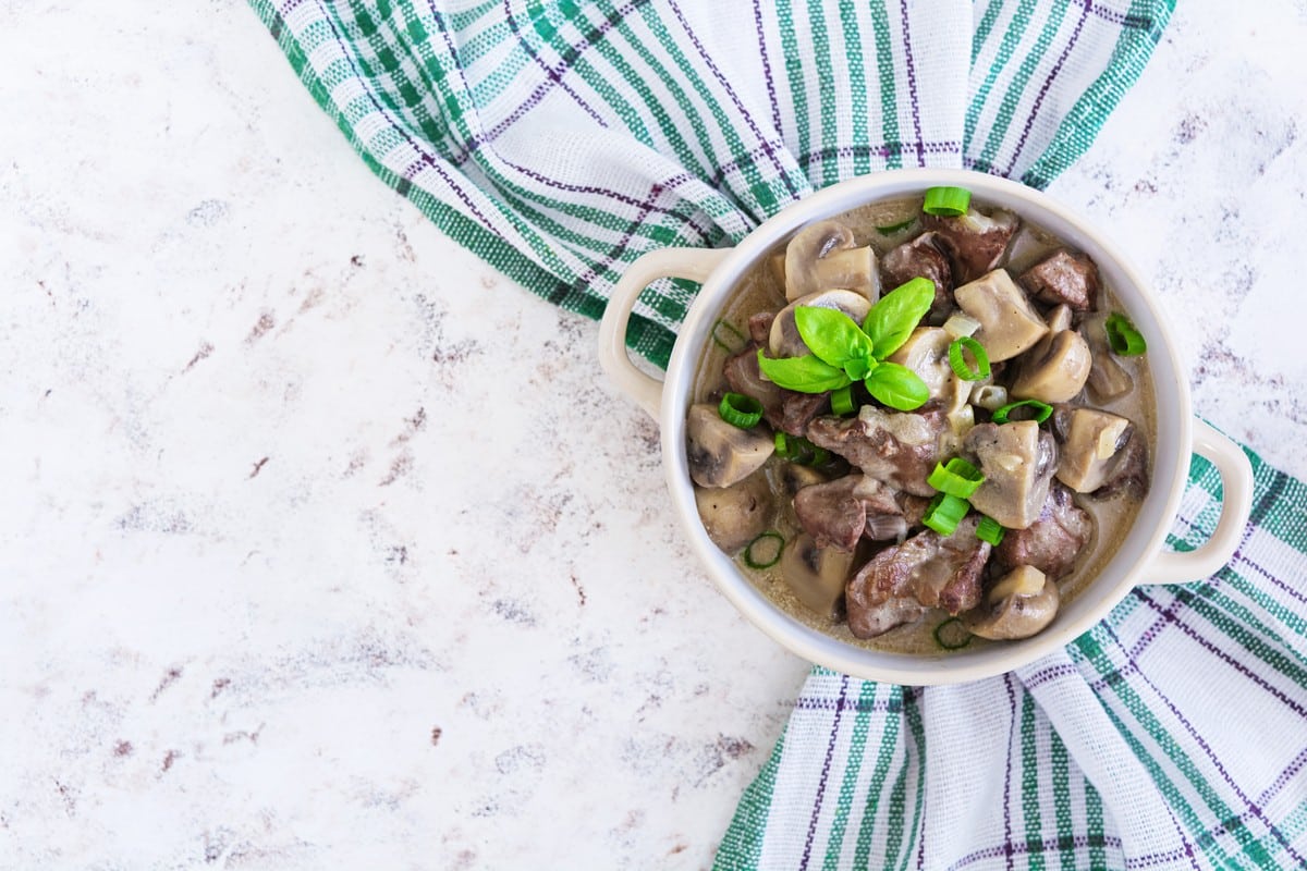 Beff Stroganoff aus Hühnerleber mit Champignons