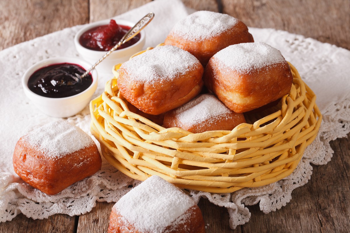 Beignets Krapfen aus Hefeteig mit Puderzucker